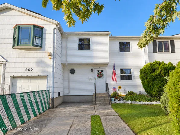 207 Regis Dr, Staten Island, NY 10314