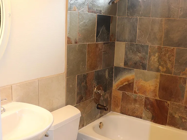 504 Deercreek Ln — Photo 13