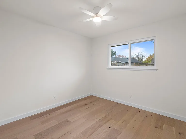 902 Warrington Dr — Photo 11