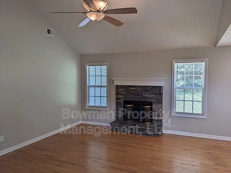 3 bed, 2.0 bath, 1386 sqft, $1,995 — Photo 4