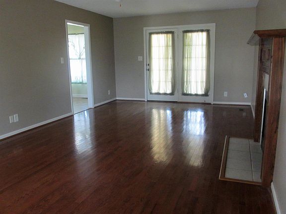 4th image of 2626 Green Briar Dr