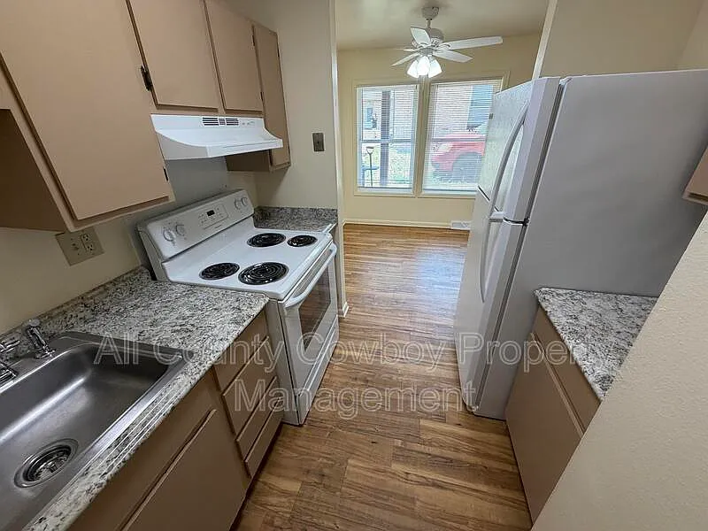 2 bed, 1.0 bath, 900 sqft, $1,100 — Photo 2