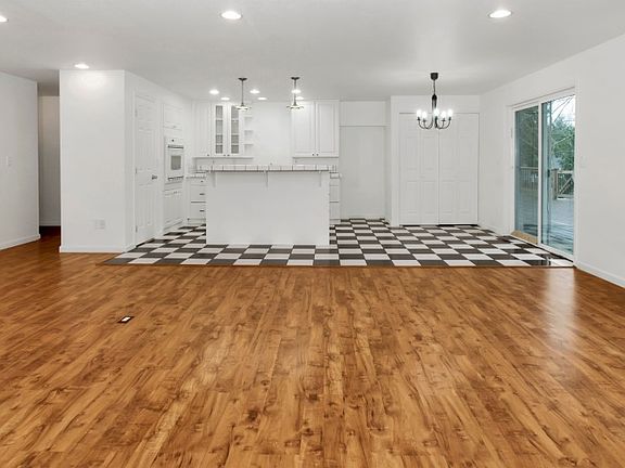 3rd image of 2703 Hampton Ct SE