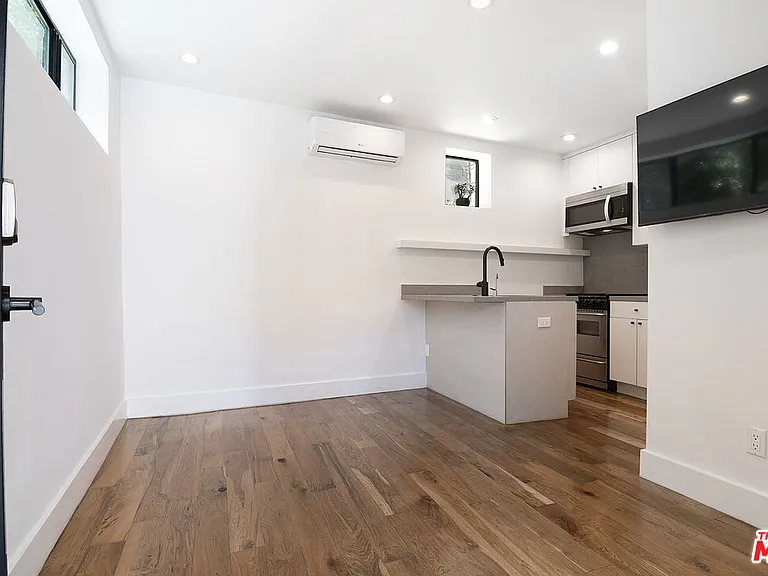 2553 1/2 Glen Green St — Photo 8
