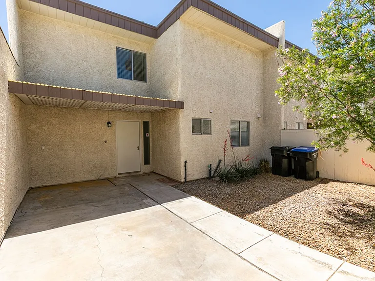 784 Anne Ln — Photo 3