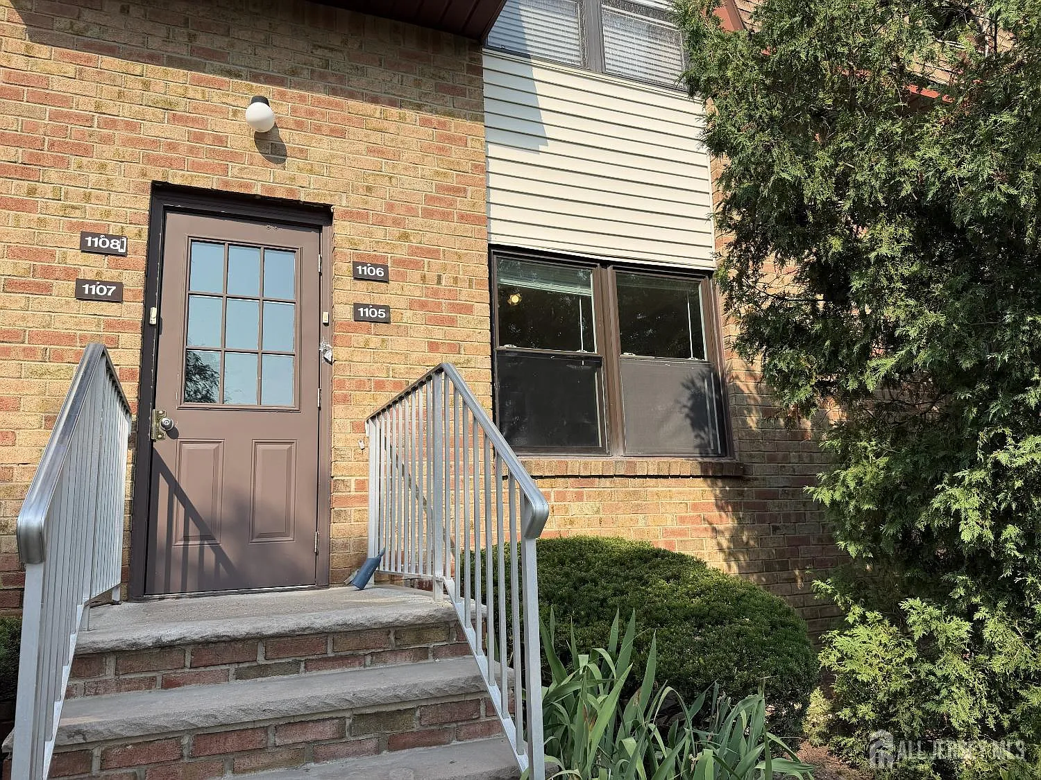 2 bed, 1.5 bath, 1077 sqft, $2,500 — Photo 2