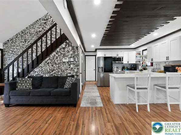 8962 Pheasant Ln, Tobyhanna, PA 18466