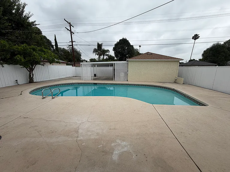 6836 Lindley Ave — Photo 10