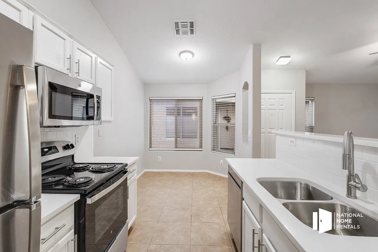 3 bed, 2.0 bath, 1309 sqft, $2,295 — Photo 3