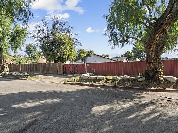 3rd image of 9757 White Oak Ave