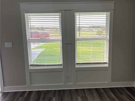 4th image of 604 N Redbud Rd