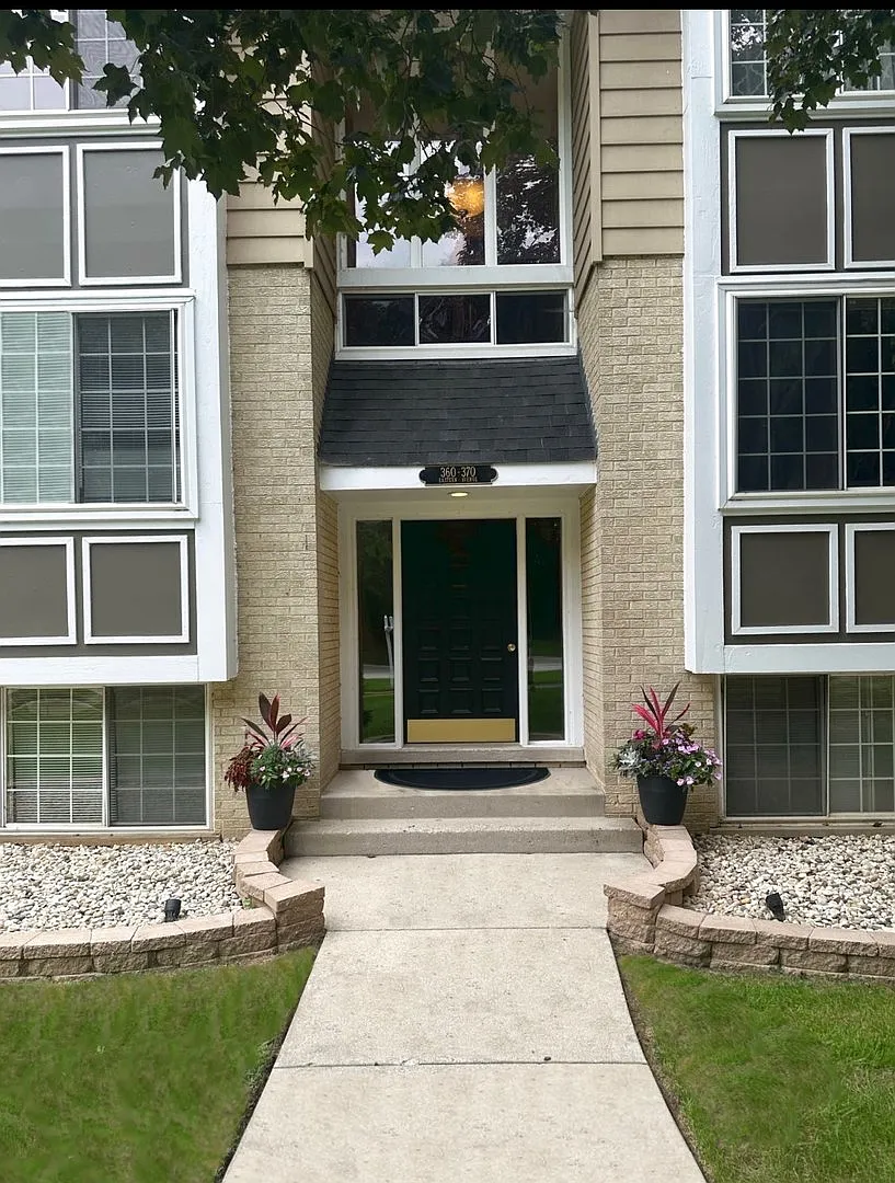 2 bed, 1000 sqft, $1,595 — Photo 1