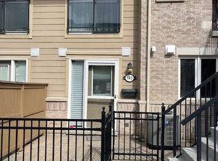 4975 Southampton Dr #143, Mississauga, ON L5M8E5