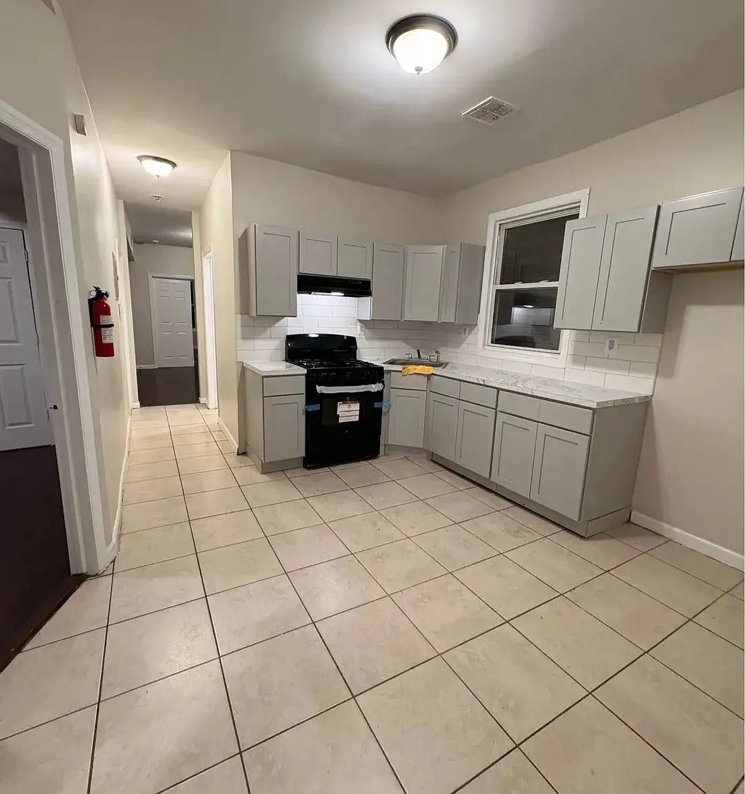 4 bed, $2,600 — Photo 1