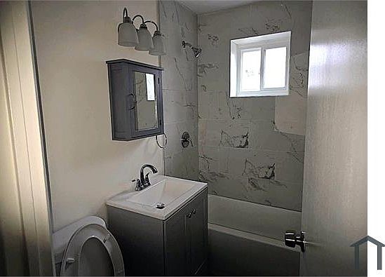 3rd image of 14605 Des Plaines St APT 1E