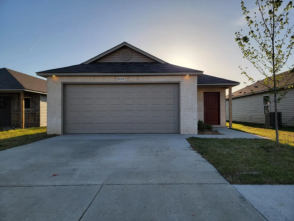 8121 Donna Dr