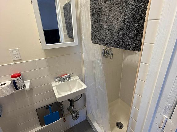 5th image of 235 W 18th St APT 5RE