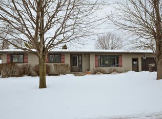 706 Moraine Ct, Kewaskum, WI 53040