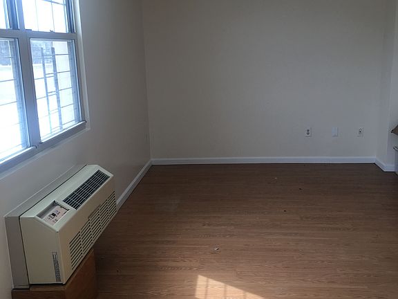 3rd image of 1765 Townsend Ave APT 3A