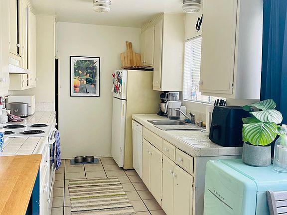 4th image of 1062 Chalcedony St