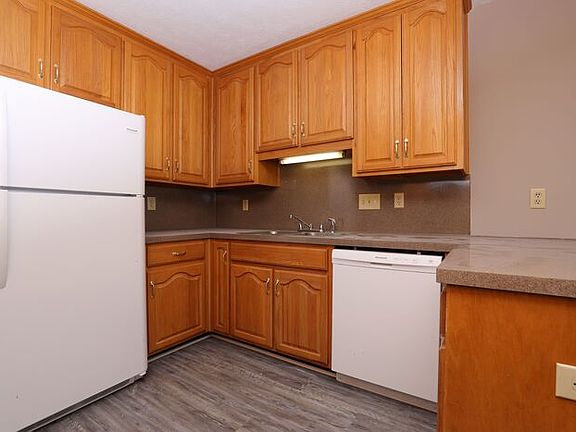4th image of 3890 Berkshire Dr