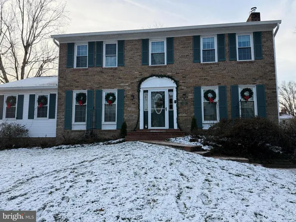 5705 Glamis Dr, Alexandria, VA 22315