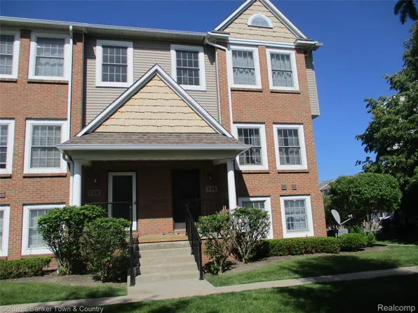 714 Eagle Dr, Fenton, MI 48430