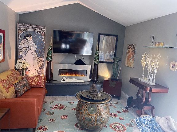 3rd image of 4028 E Maplewood Pl