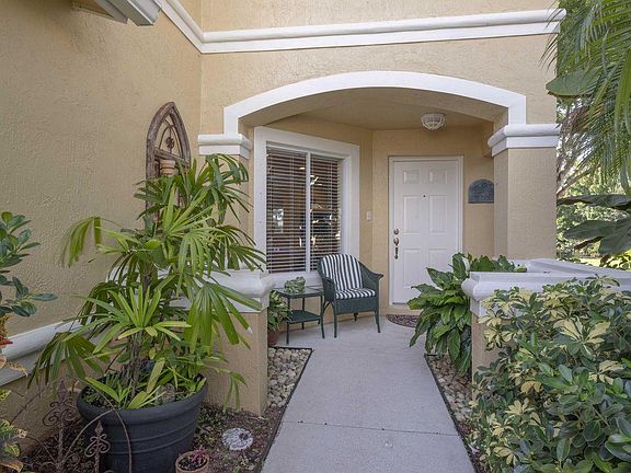 3rd image of 1046 Arezzo Cir