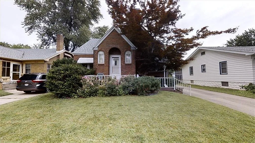 20 East Dr photo 1