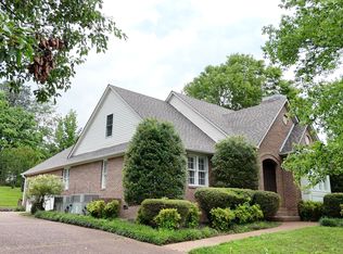 420 Lakeshore Dr, Lexington, TN 38351