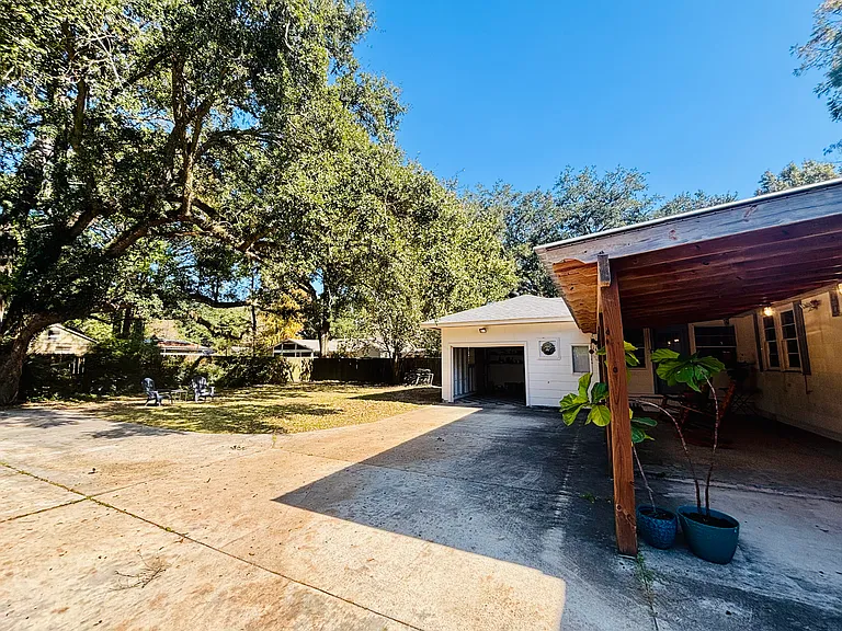 6035 Government St — Photo 19
