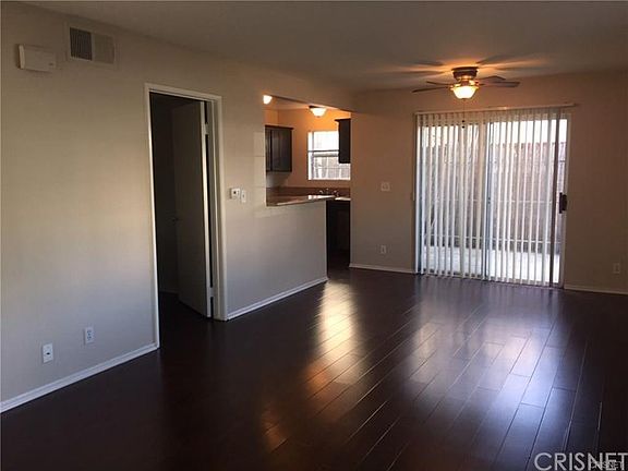 3rd image of 11254 Oxnard St APT 4