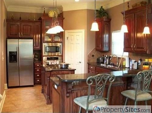 5th image of 323 Paris Pl