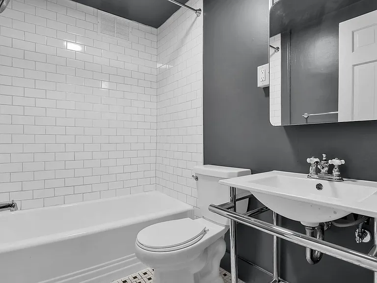 441 E Town St #209 — Photo 2