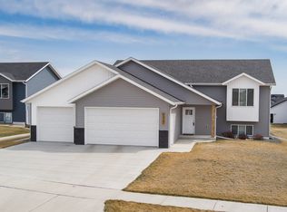 5321 Titanium Dr, Bismarck, ND 58503