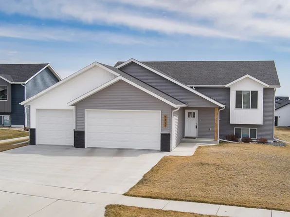 5321 Titanium Dr, Bismarck, ND 58503