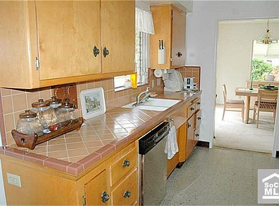 5th image of 13592 Hewes Ave