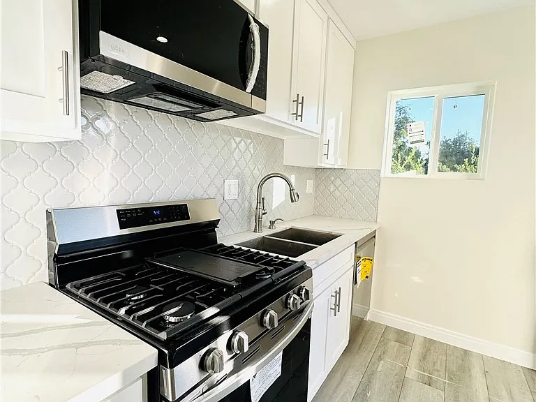 9318 Encino Ave — Photo 4