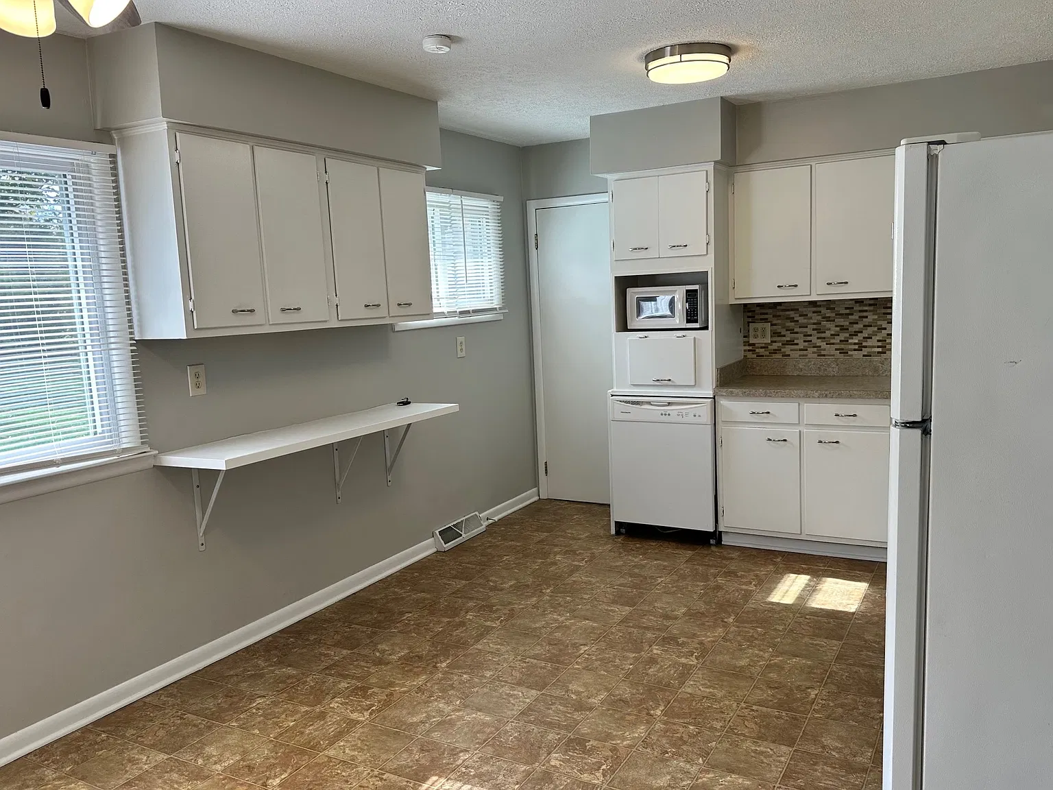 3 bed, 1160 sqft, $1,895 — Photo 4