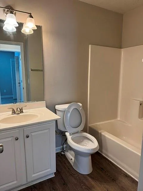 3 bed, 2.5 bath, 1291 sqft, $2,350 — Photo 3