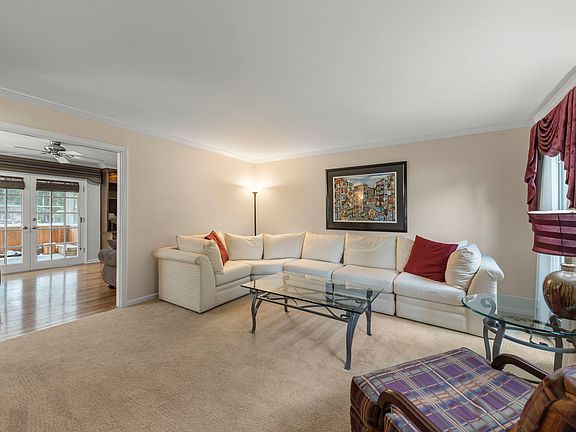5th image of 228 Winslow Ct