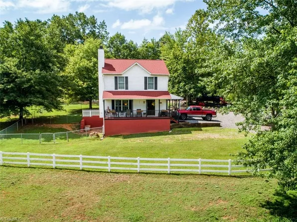 1050 Oscar Frye Rd, Pinnacle, NC 27043