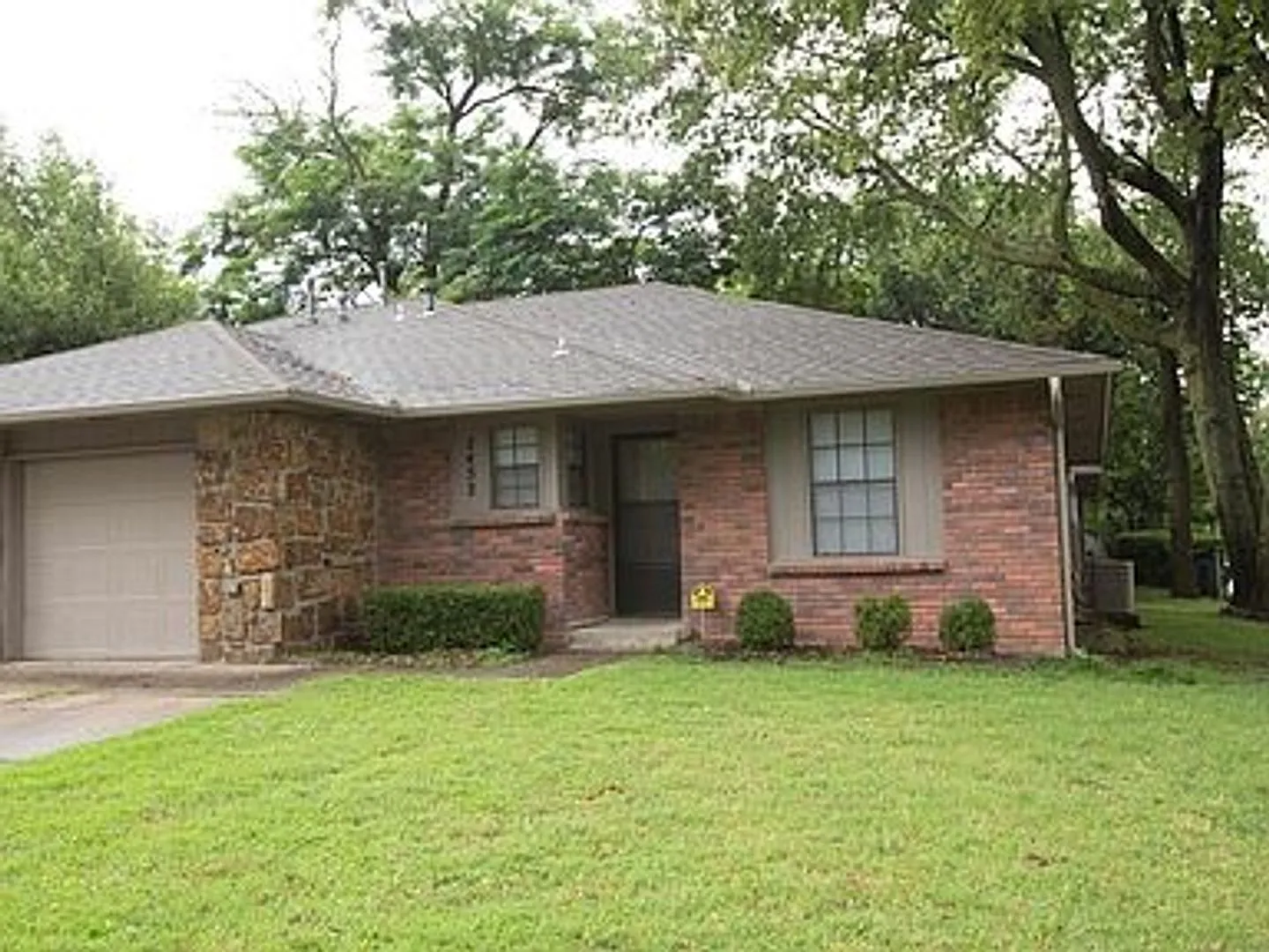 No Pets Allowed: Wonderful 2 Bedroom, 2 Bath Duplex Unit Has Been Well-Maintained. Quiet Midtown ... — Photo 1