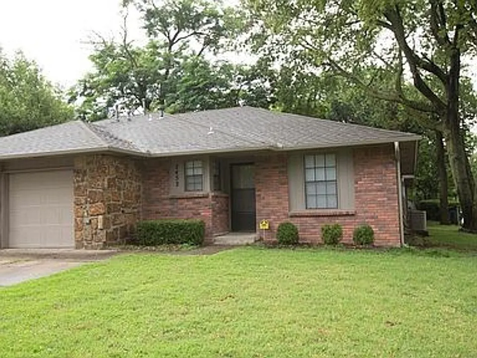 2432 E 55th Pl