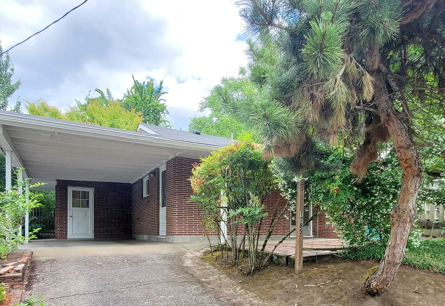 2 Bedroom House With Incredible Backyard Garden! — Photo 1