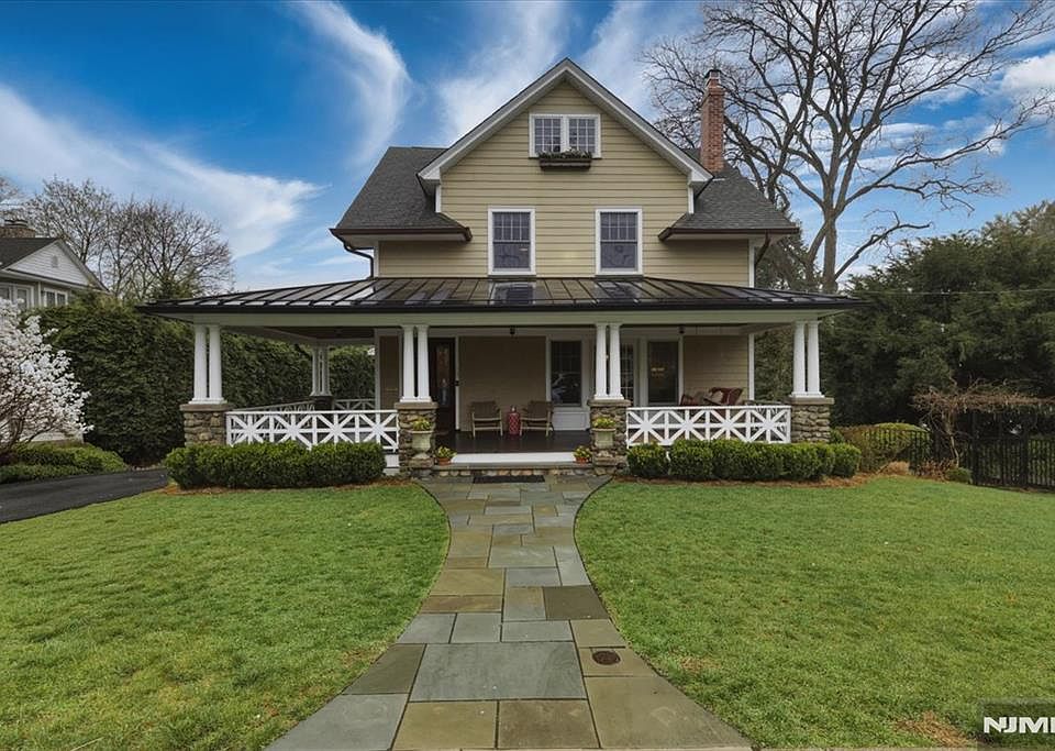 1st image of 157 Melrose Pl