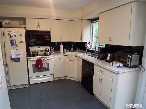 5th image of 11 Martha Ln