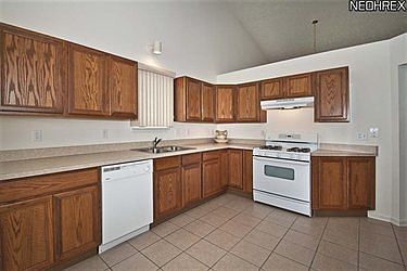 4th image of 401 Woodcrest Dr