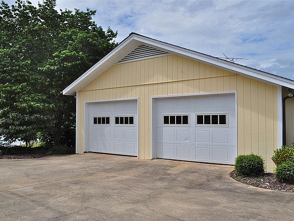 Double Garage w/ Storage